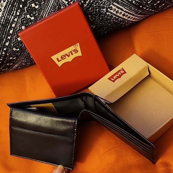 NWT/B Mens Levi's Mens Wallet. - Picture 6 of 14
